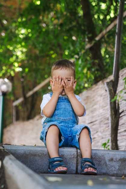 Почему у детей прозрачные жидкости выделяются из глаз на улице?